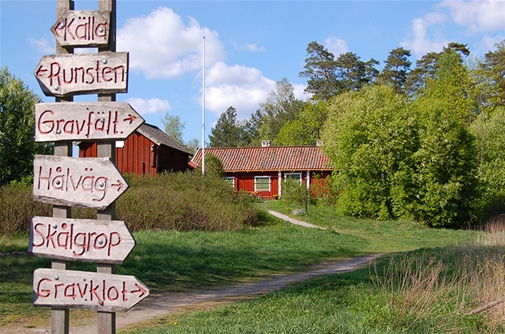 Söderby, ett gammalt rött torp med vita knutar.