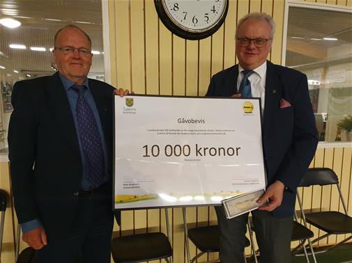 Lennart Kalderén överlämnar gåvobeviset till Rönninge TK på deras 100 årsdag. Fotograf: Ulrika Åkerman Broddvall