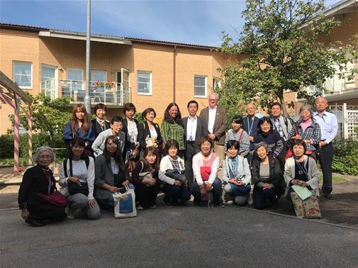 Gruppbild på besökarna från Japan, med kommunstyrelsens ordfröande Lennart Kalderén och förskolechefen Marsella Qvicker i mitten av gruppen.