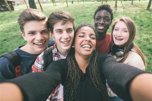 Ungdomar som tar en selfie