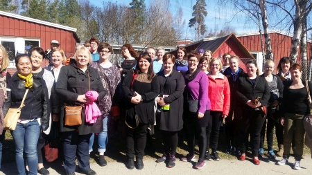 personer från Island framför Sysslagårdens förskola i Salems kommun