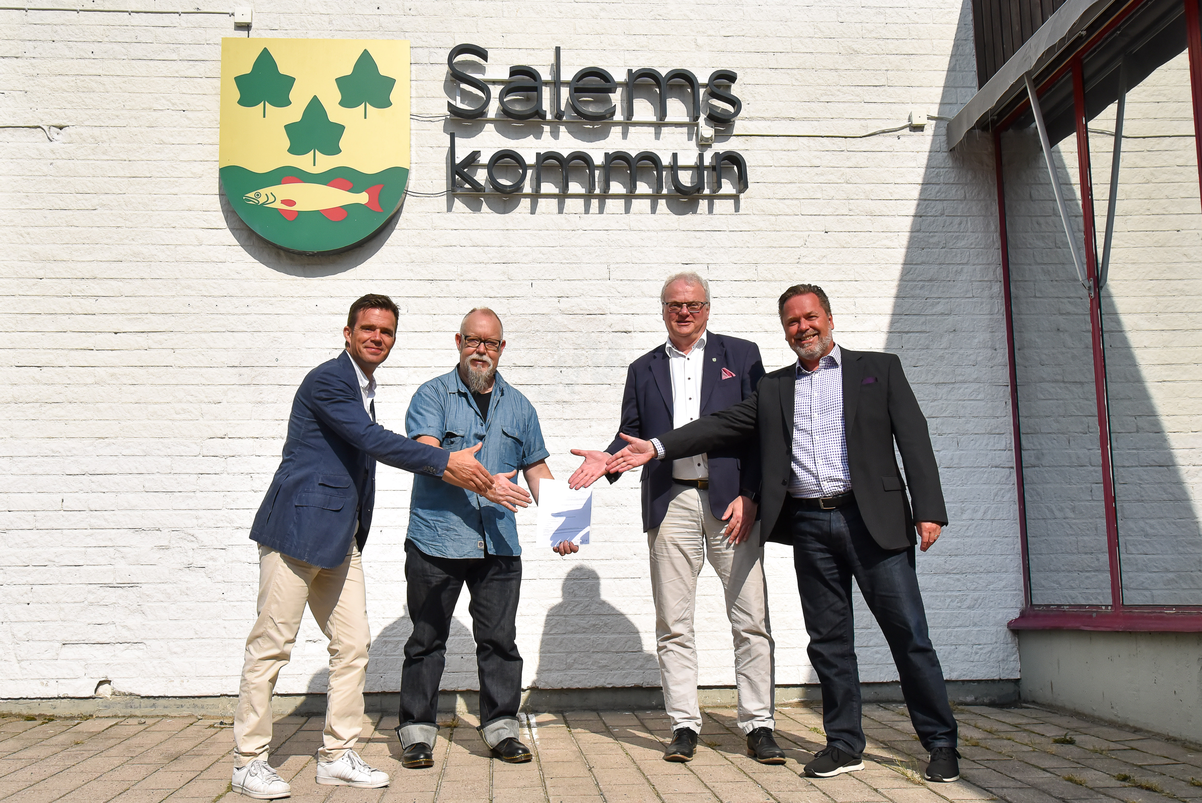 Representanter från NCC och Salems kommun efter att byggstart av Fågelsångens skola och idrottshall blivit klar.